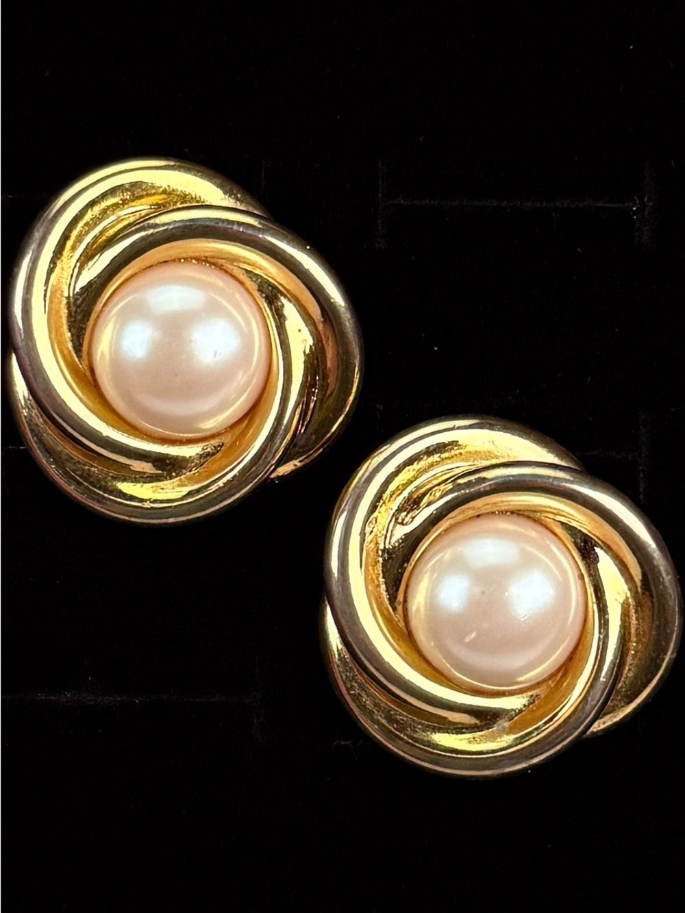 Beautiful vintage, goldtone, faux pearl Cookie Lee signed clip on earrings